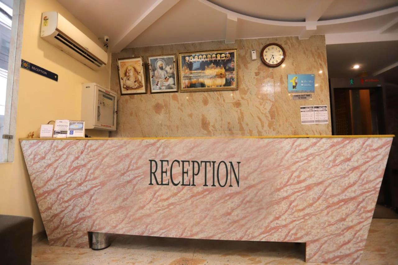 Hotel Aries New Delhi Bagian luar foto