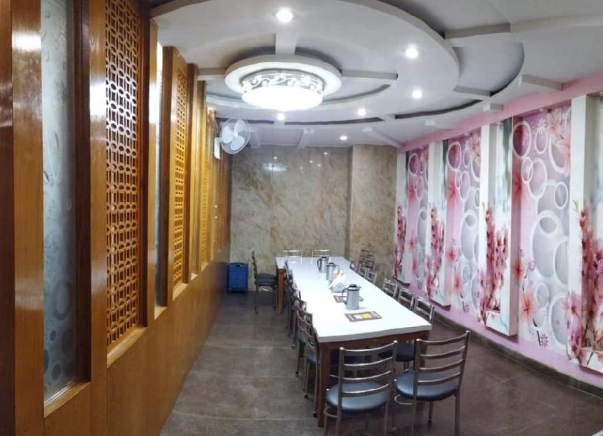 Hotel Aries New Delhi Bagian luar foto
