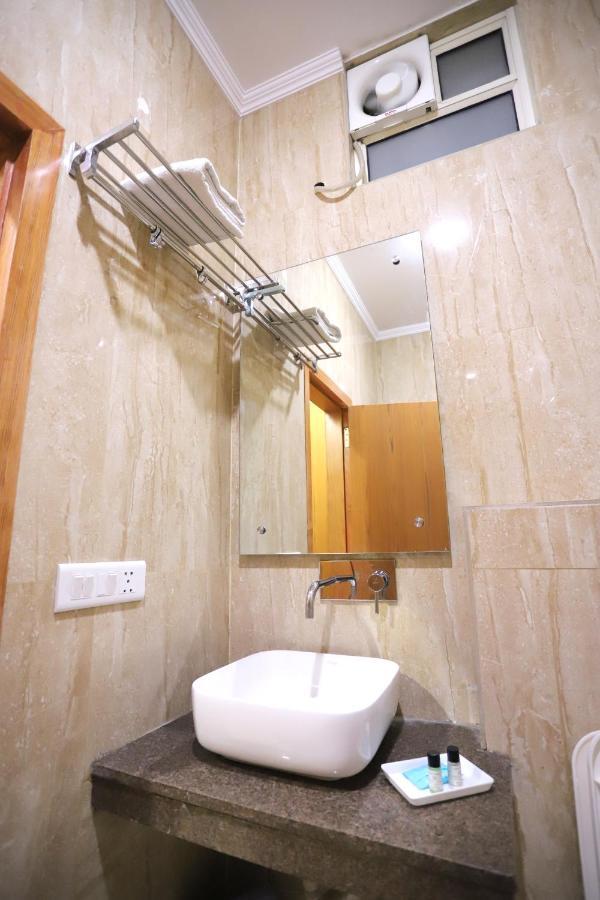 Hotel Aries New Delhi Bagian luar foto