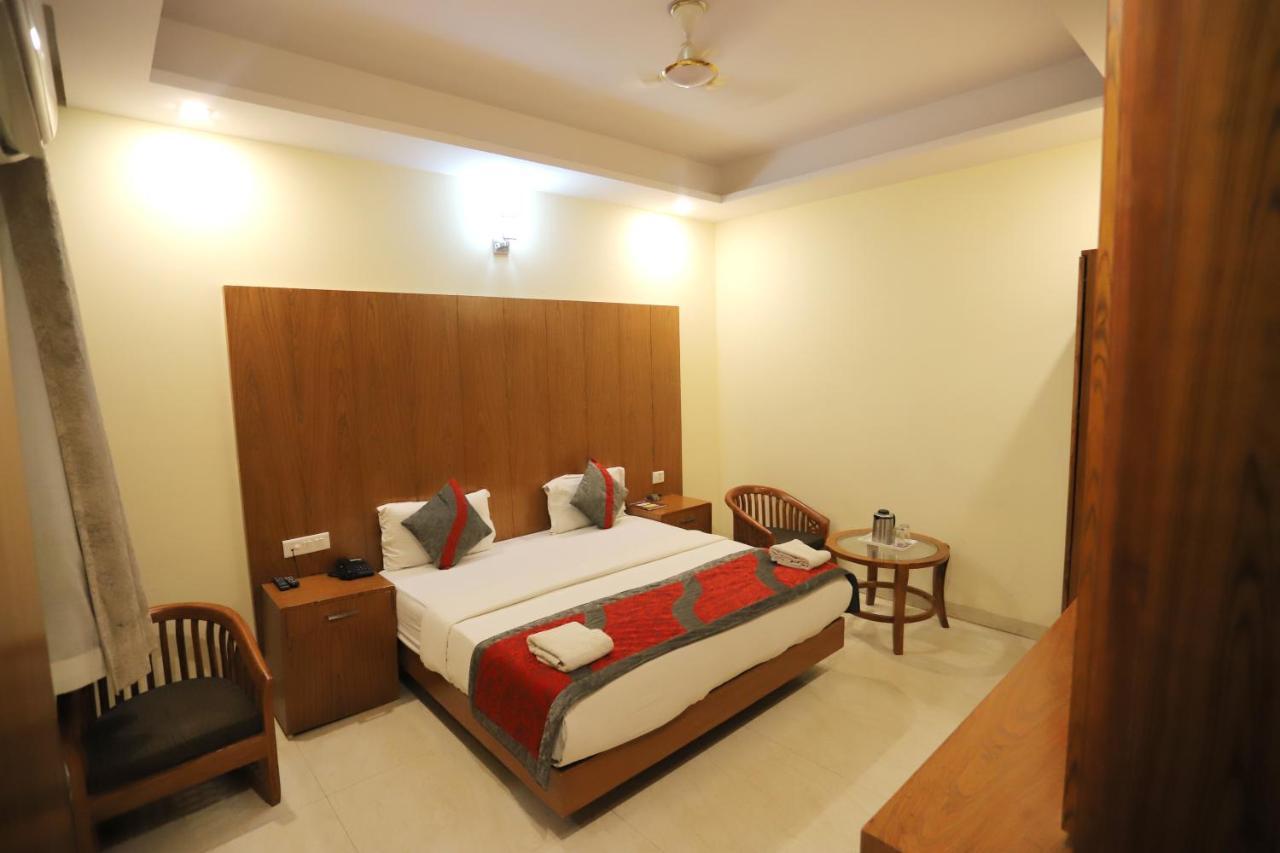 Hotel Aries New Delhi Bagian luar foto