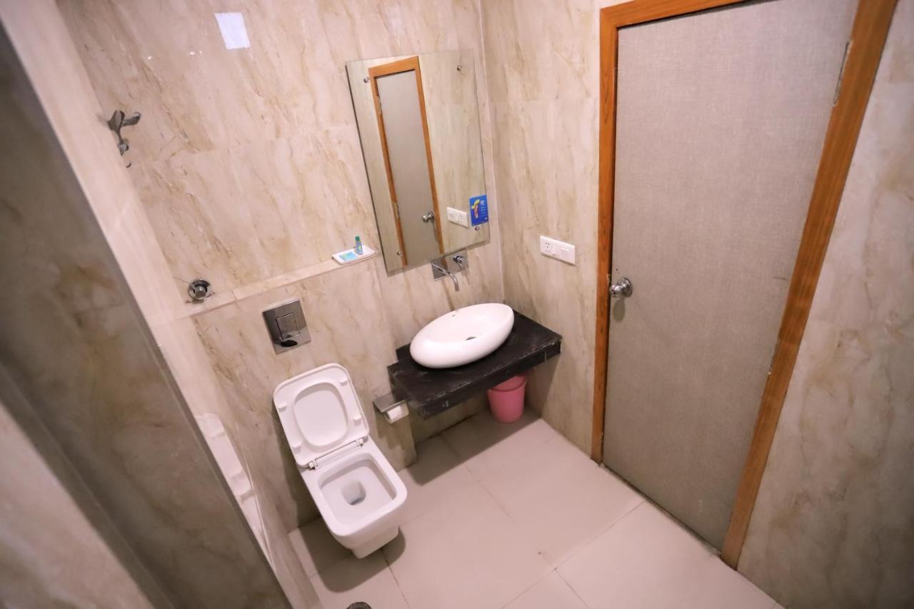 Hotel Aries New Delhi Bagian luar foto