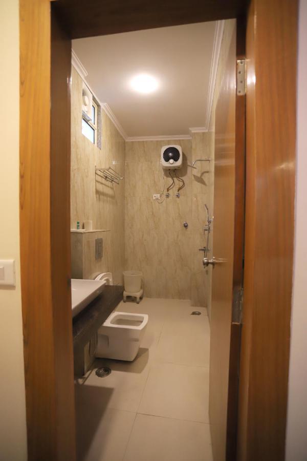 Hotel Aries New Delhi Bagian luar foto