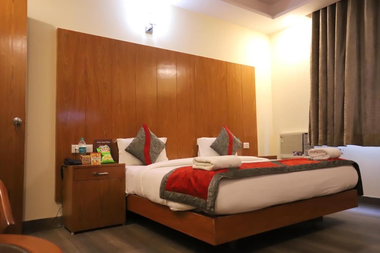 Hotel Aries New Delhi Bagian luar foto