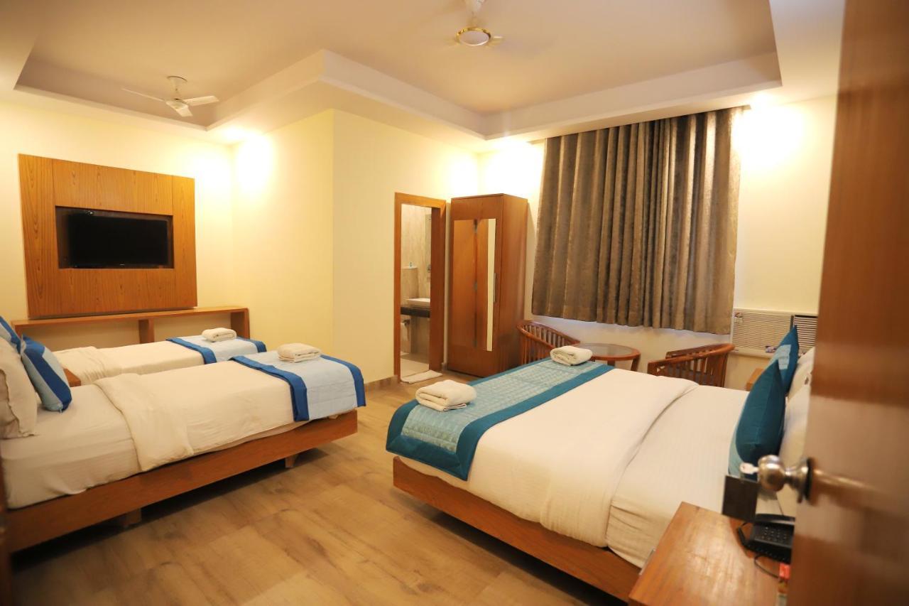 Hotel Aries New Delhi Bagian luar foto