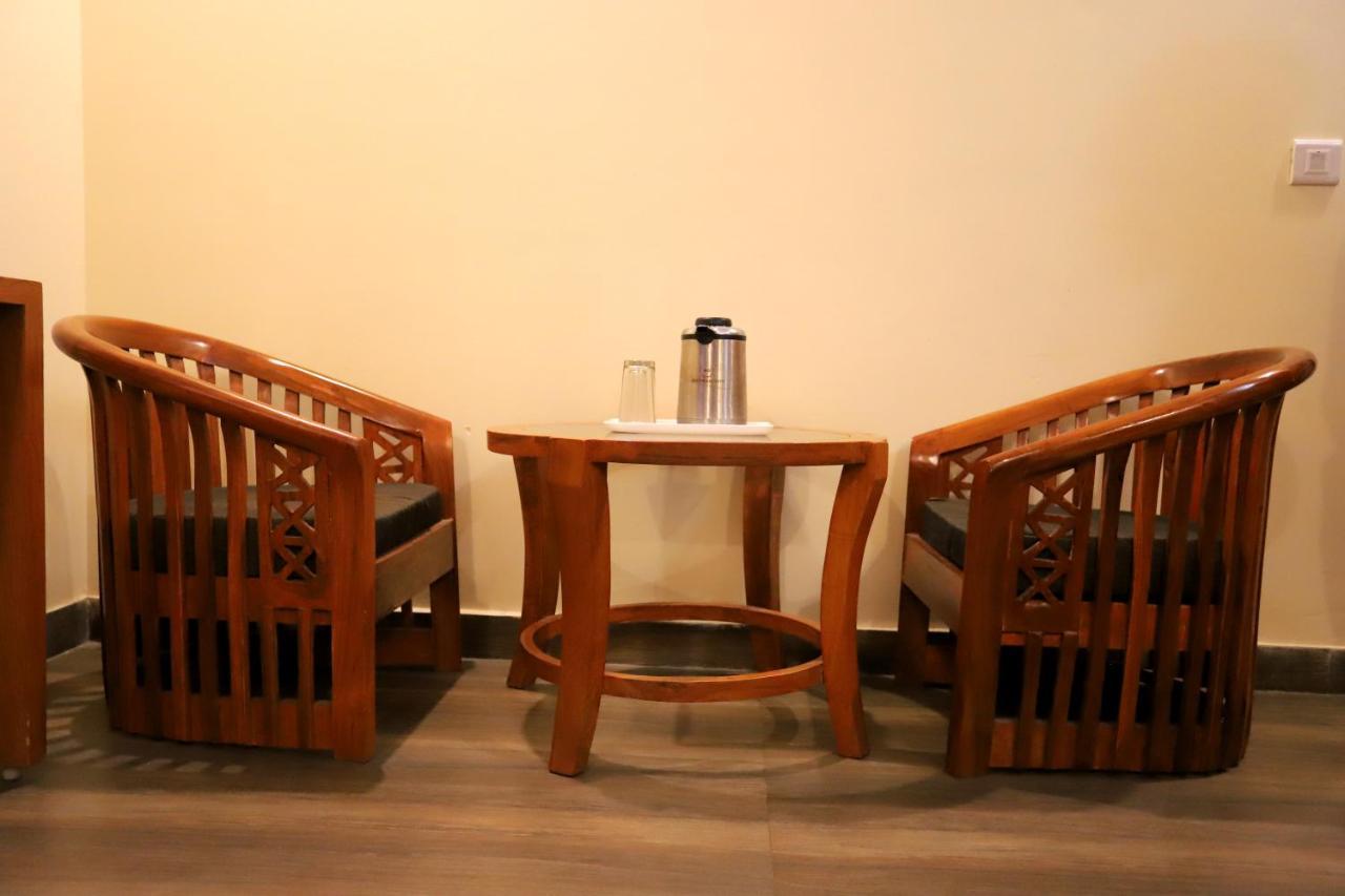 Hotel Aries New Delhi Bagian luar foto