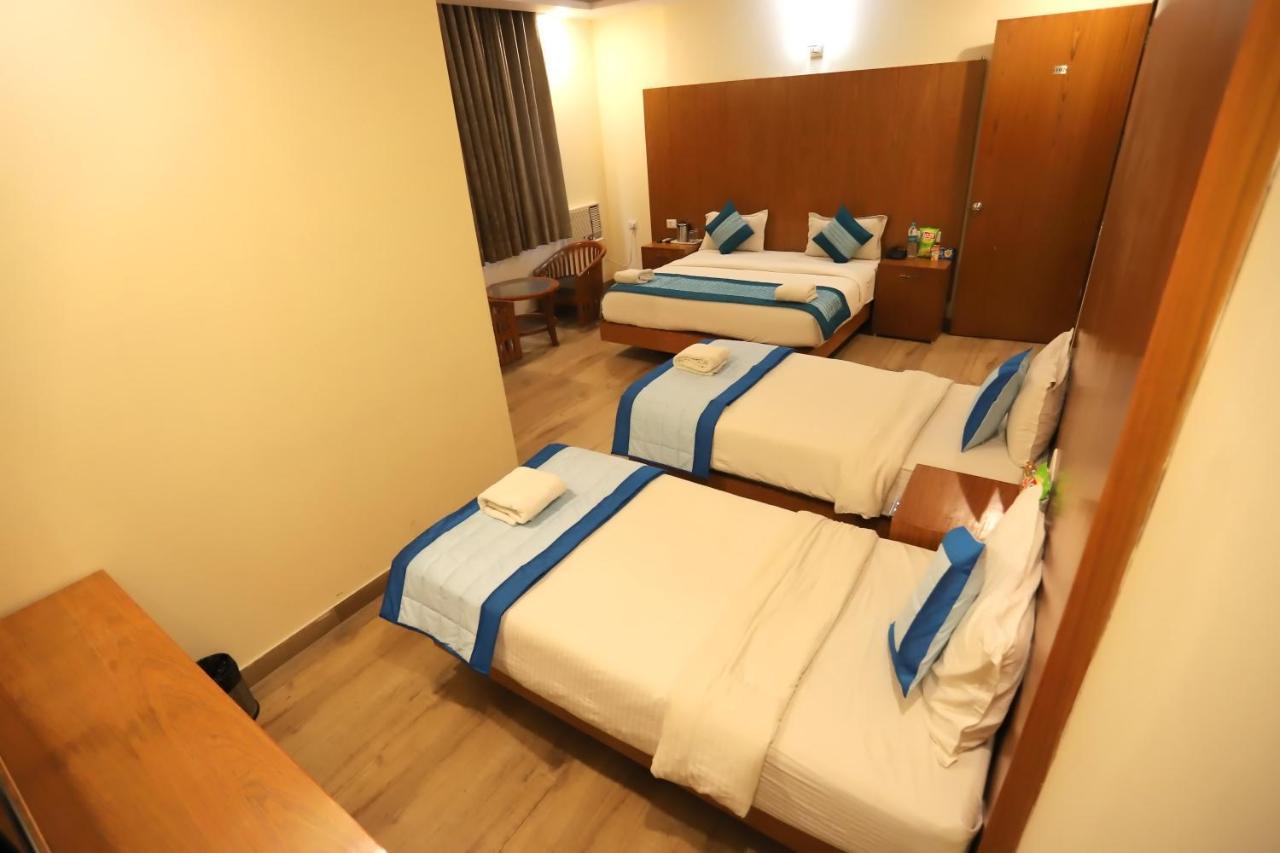 Hotel Aries New Delhi Bagian luar foto