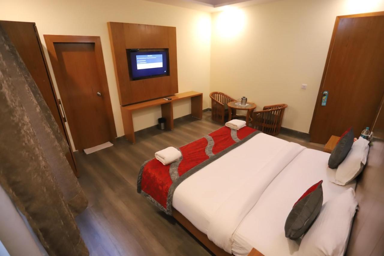 Hotel Aries New Delhi Bagian luar foto